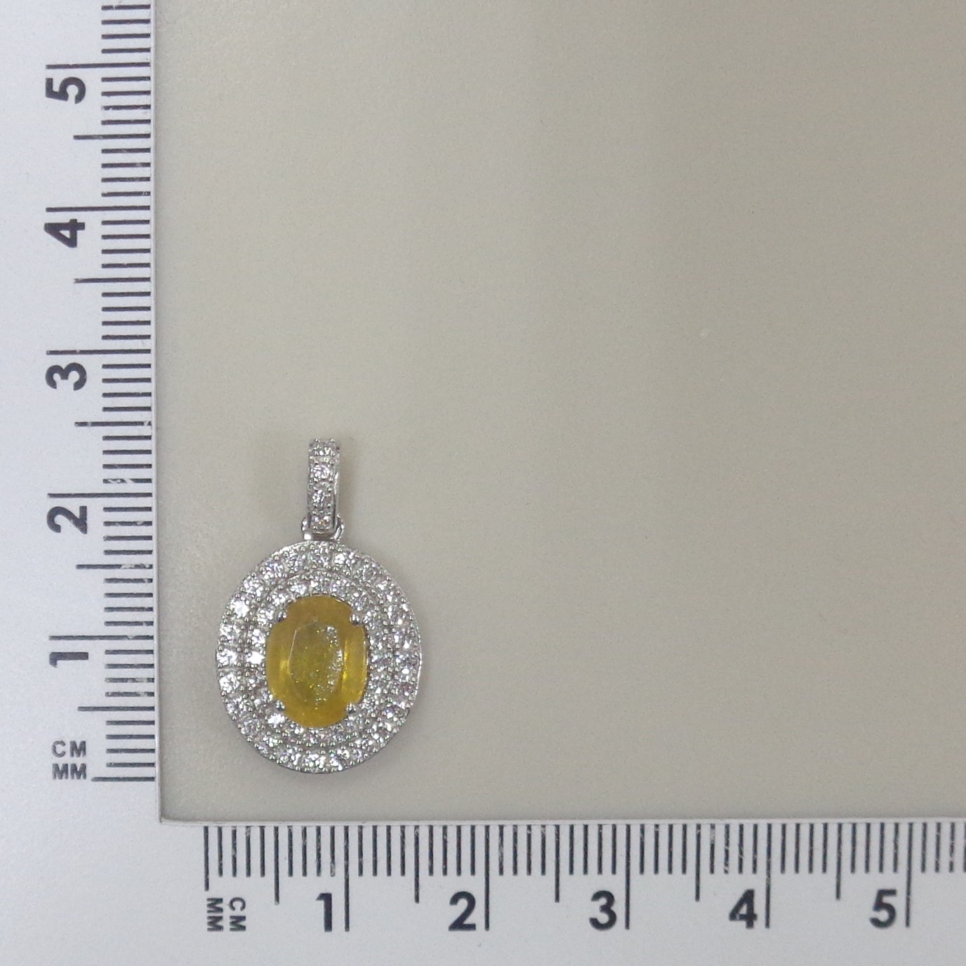 Серебряная подвеска с желтым сапфиром